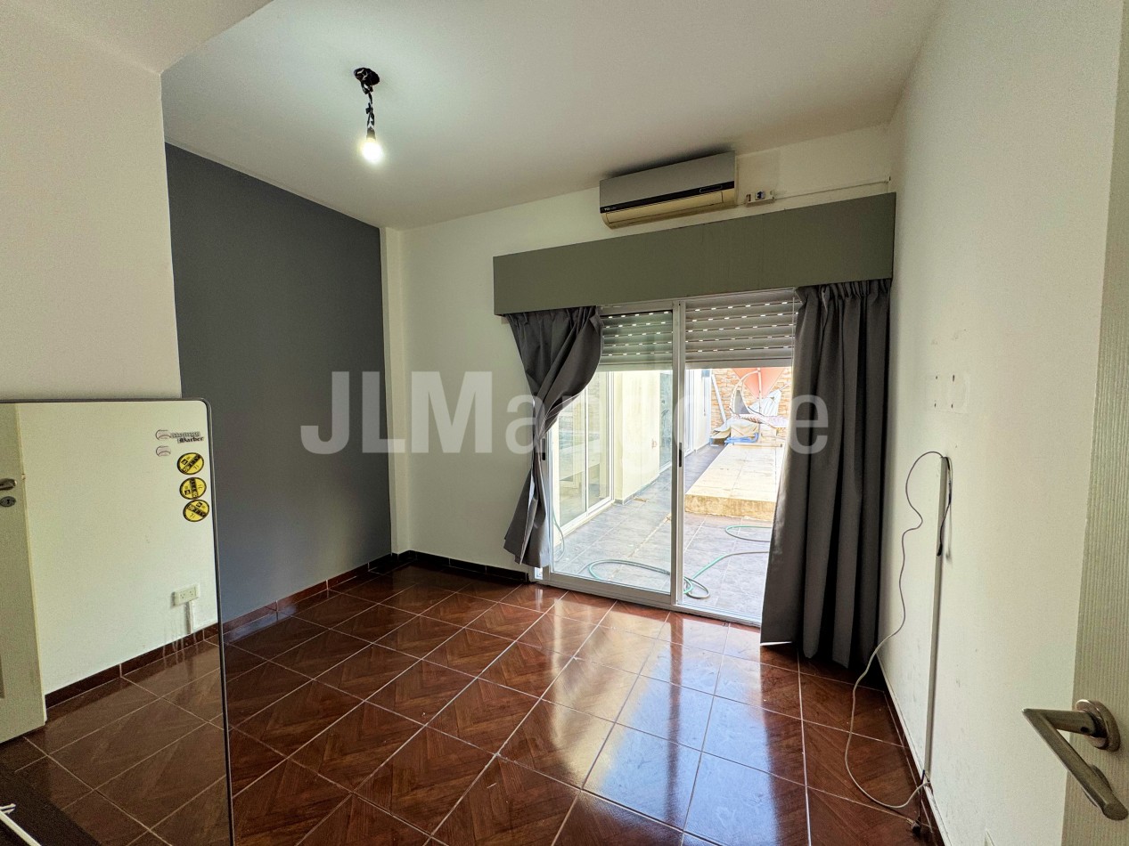 Casa 4 ambientes con piscina y cocheras