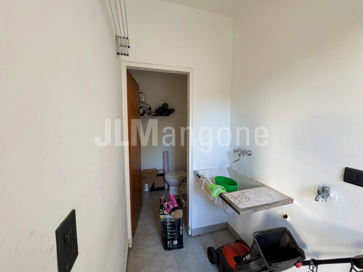 Casa 4 ambientes con piscina y cocheras