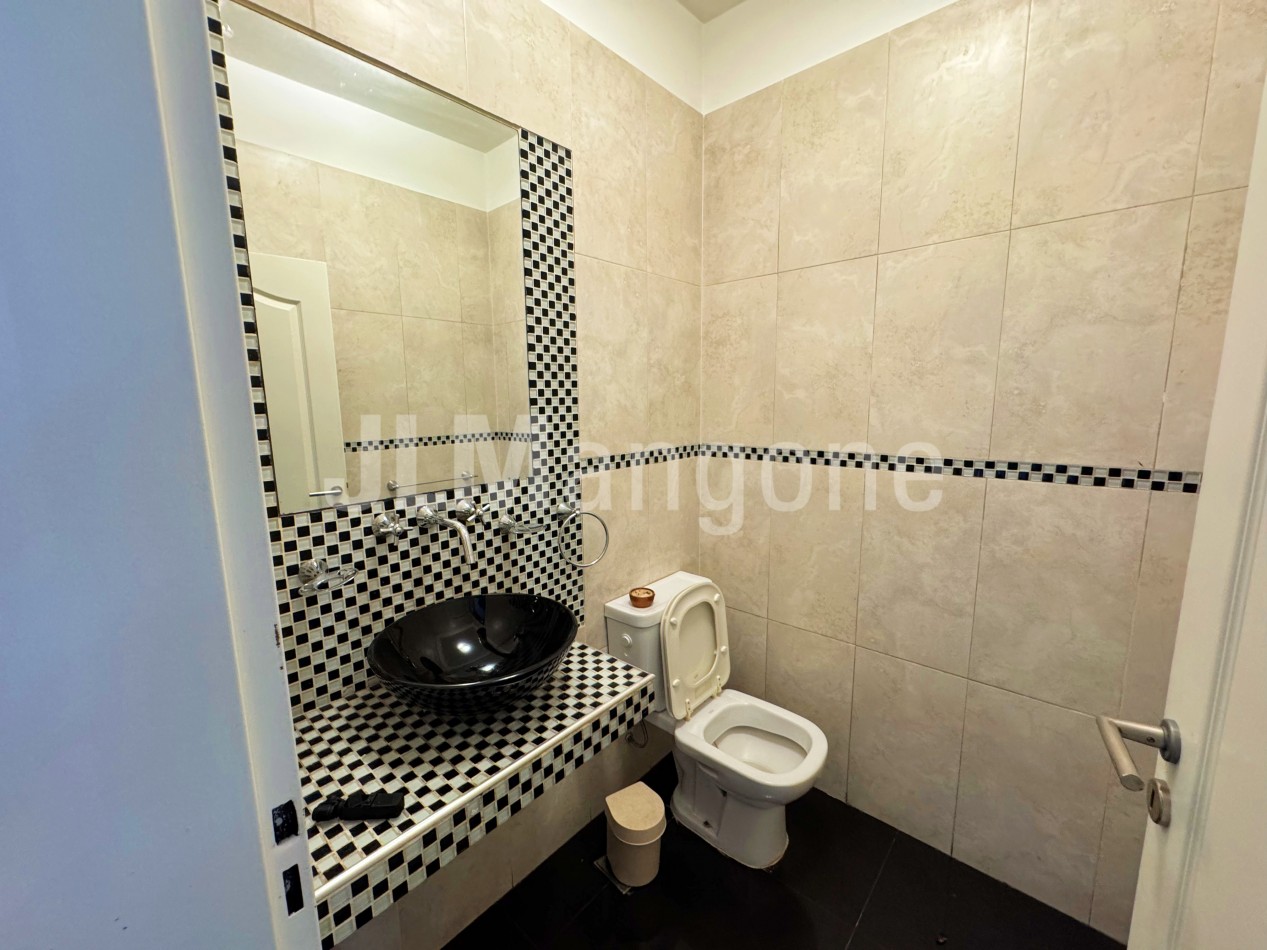 Casa 4 ambientes con piscina y cocheras