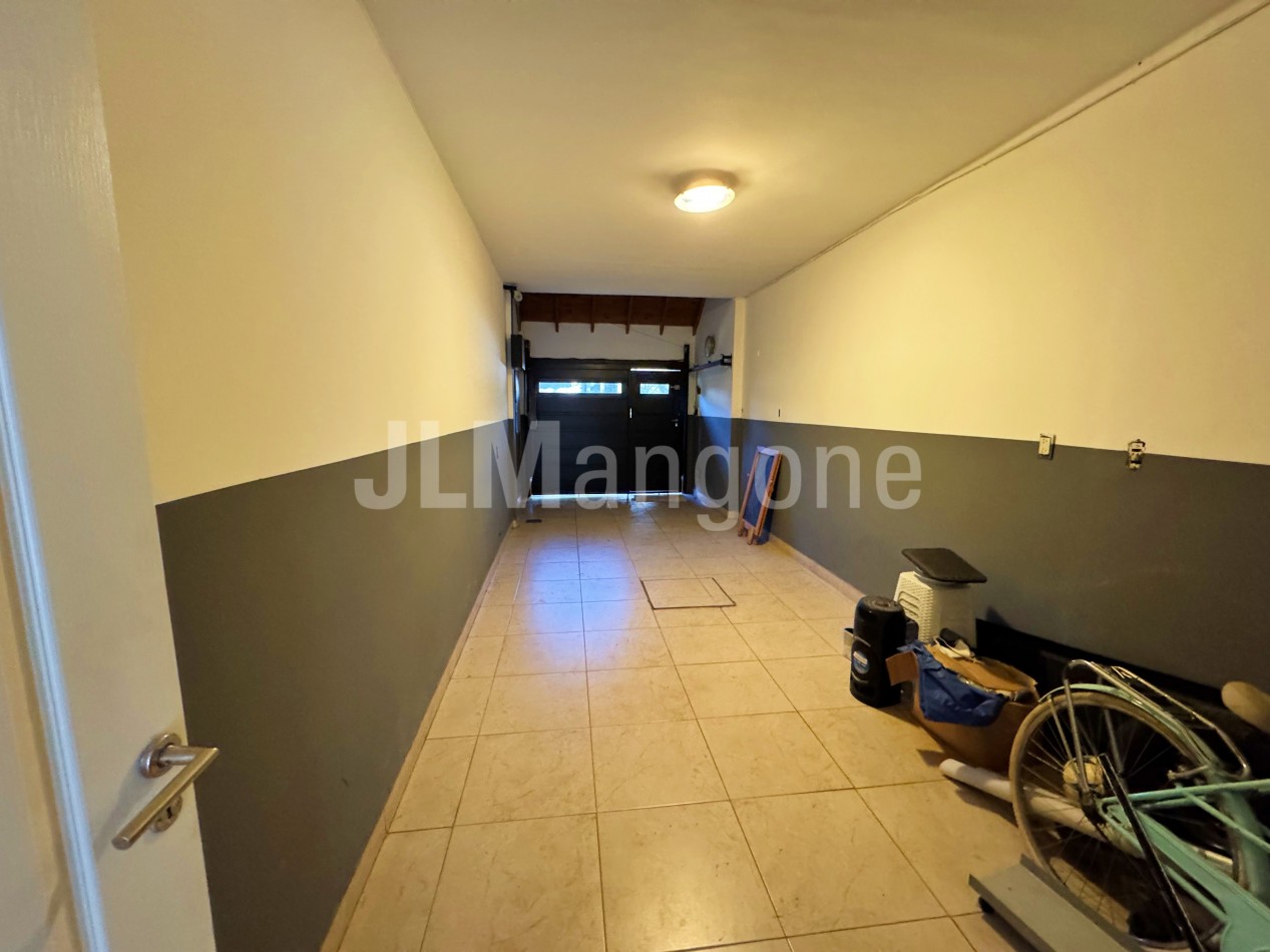 Casa 4 ambientes con piscina y cocheras