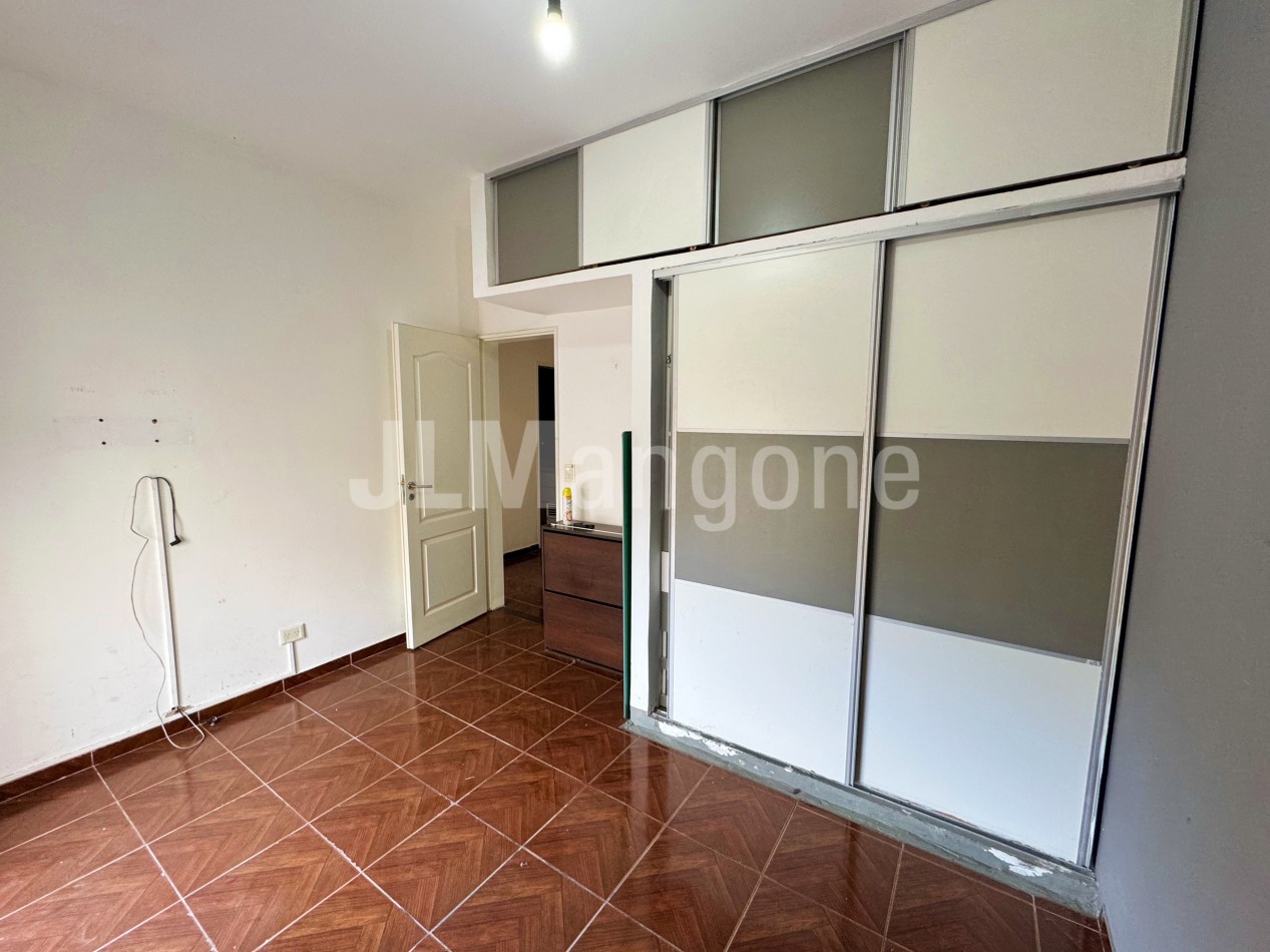 Casa 4 ambientes con piscina y cocheras