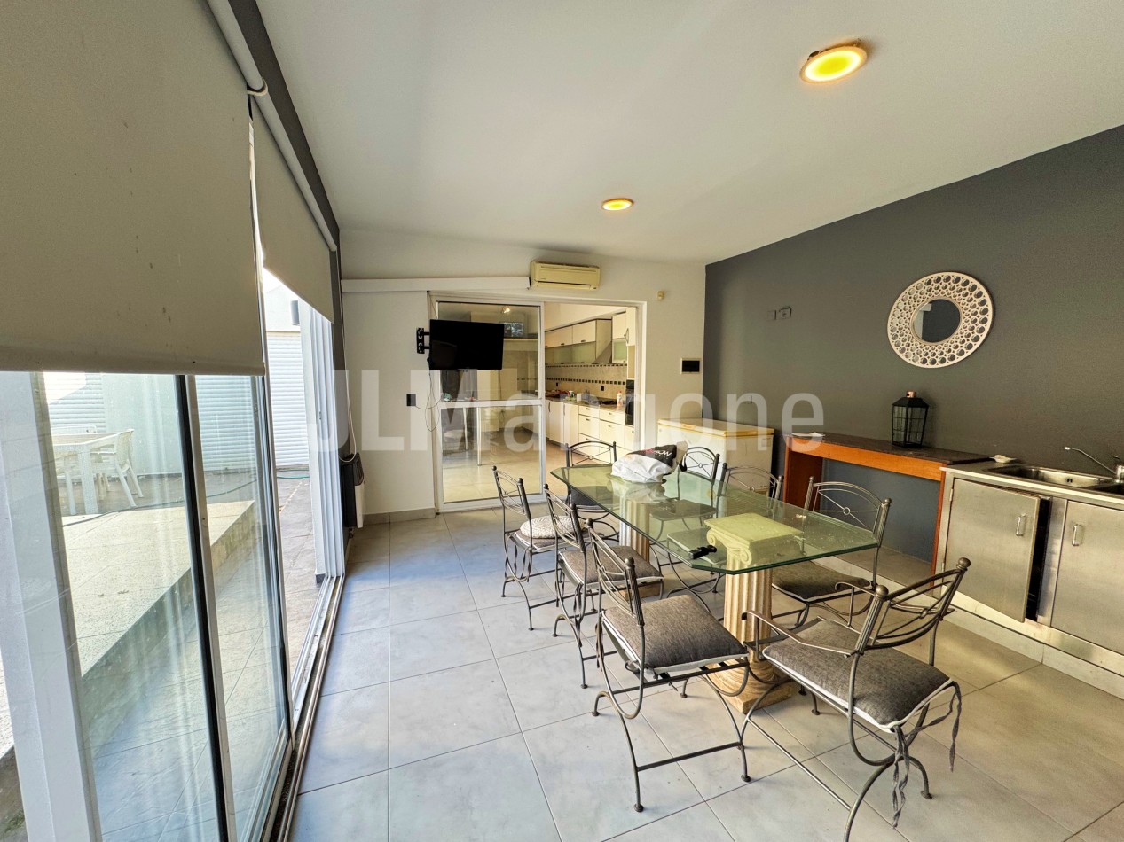Casa 4 ambientes con piscina y cocheras