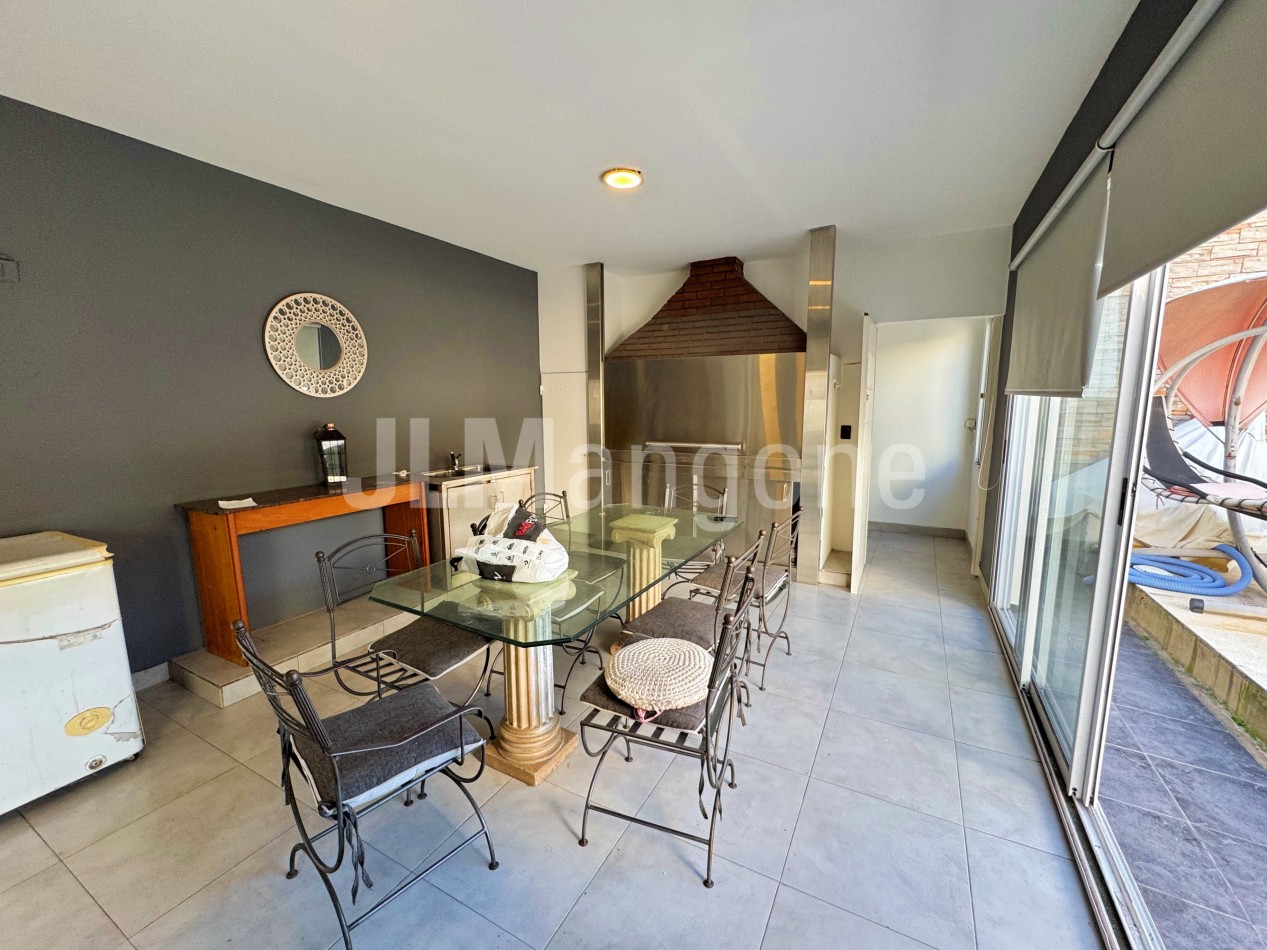 Casa 4 ambientes con piscina y cocheras