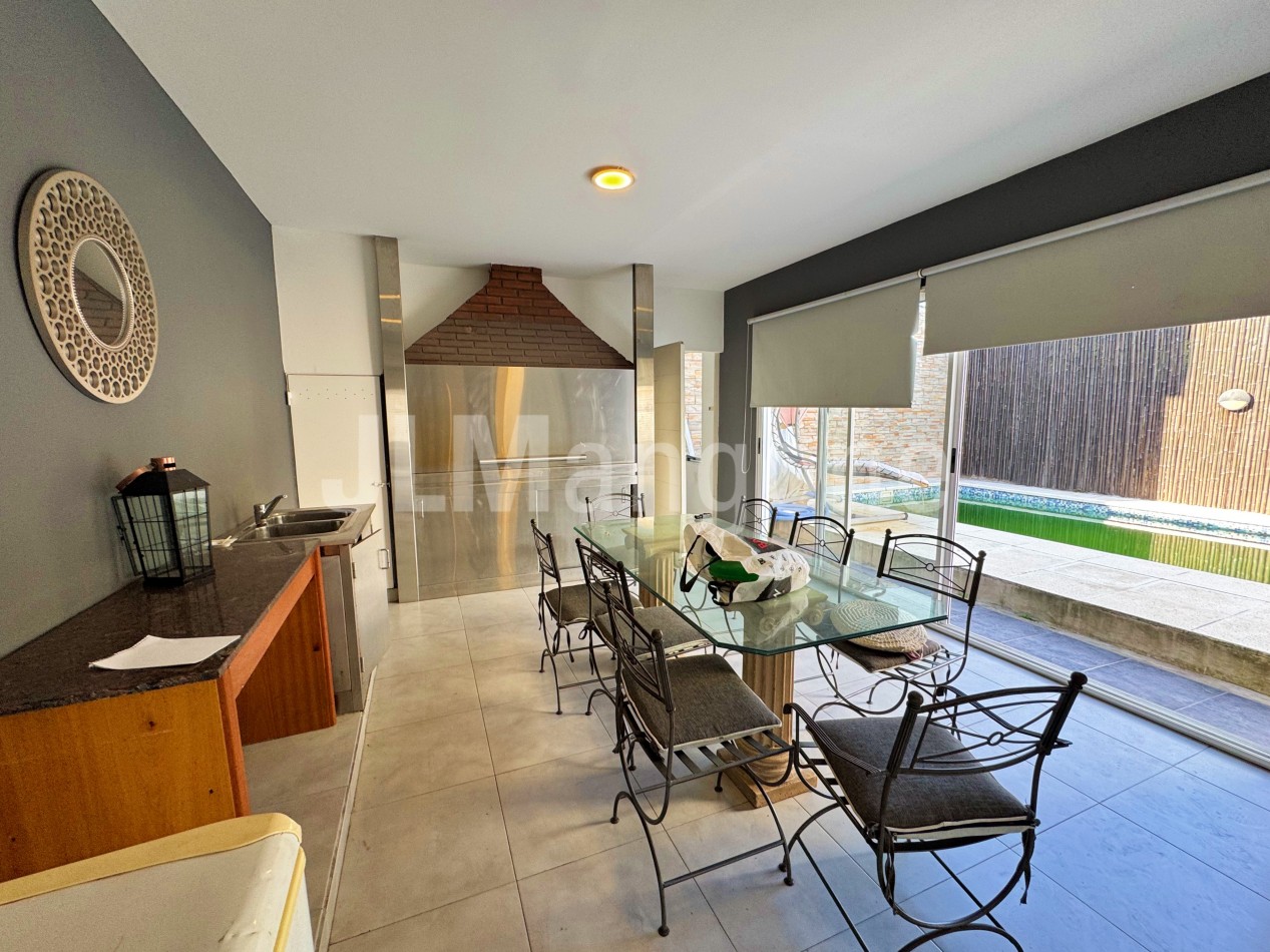 Casa 4 ambientes con piscina y cocheras
