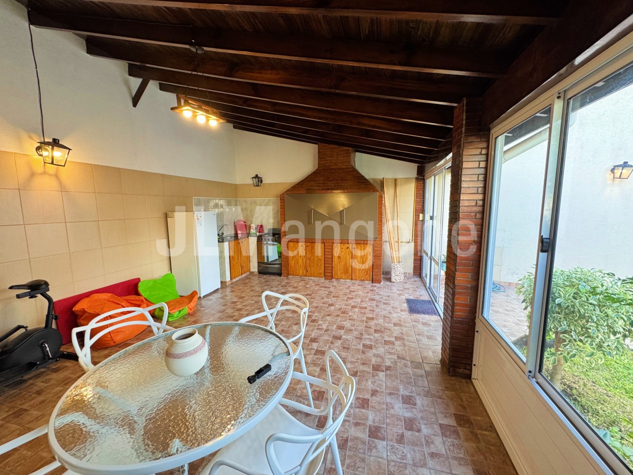 Casa 4 ambientes con cochera, jardin, quincho y terraza