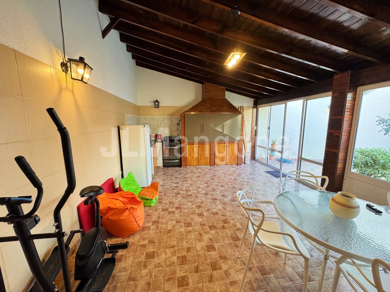 Casa 4 ambientes con cochera, jardin, quincho y terraza