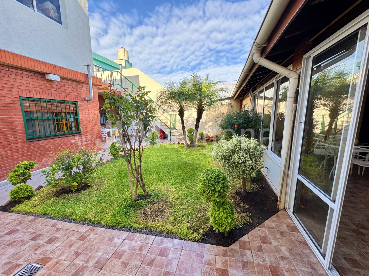 Casa 4 ambientes con cochera, jardin, quincho y terraza