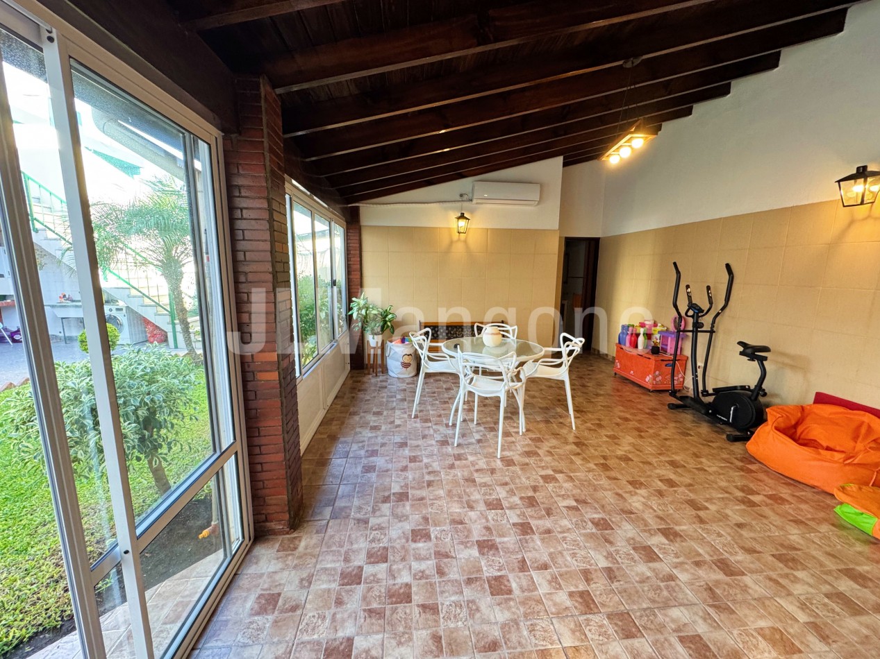 Casa 4 ambientes con cochera, jardin, quincho y terraza