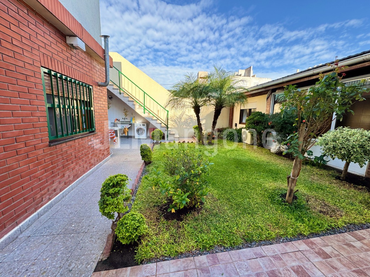 Casa 4 ambientes con cochera, jardin, quincho y terraza