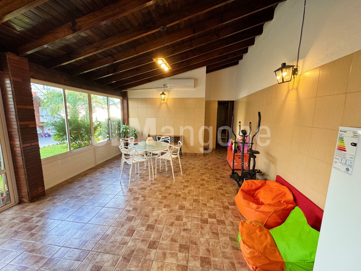Casa 4 ambientes con cochera, jardin, quincho y terraza