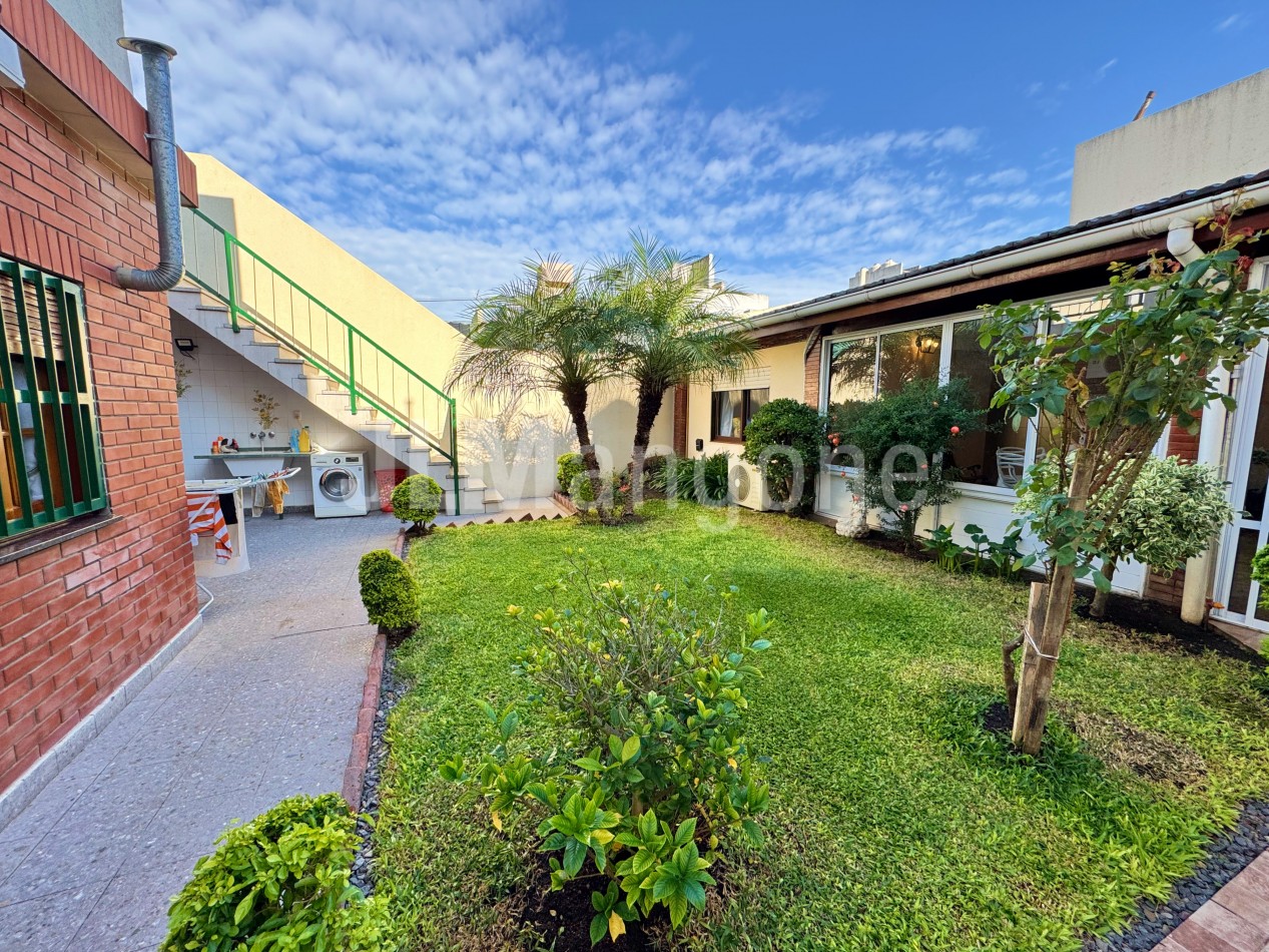 Casa 4 ambientes con cochera, jardin, quincho y terraza