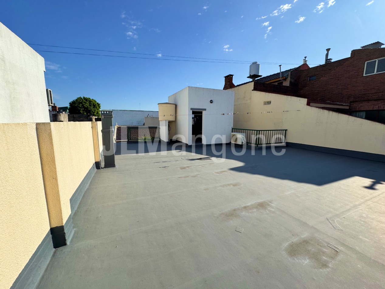 Casa 4 ambientes con cochera, jardin, quincho y terraza