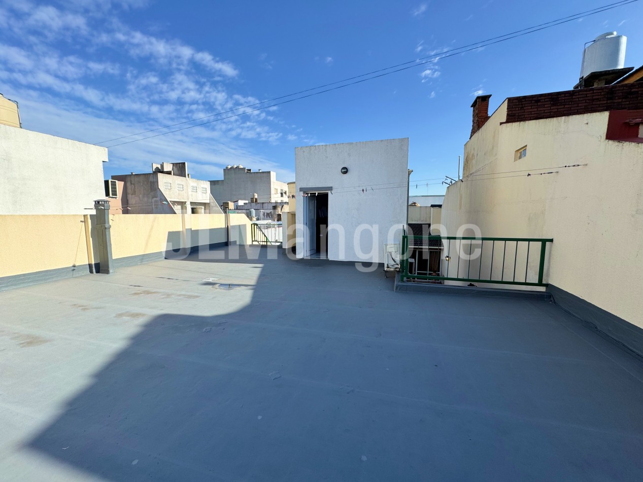Casa 4 ambientes con cochera, jardin, quincho y terraza