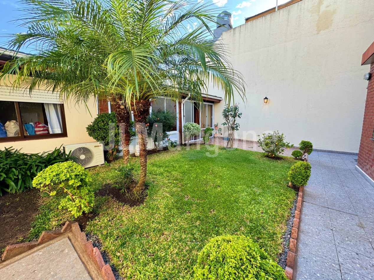 Casa 4 ambientes con cochera, jardin, quincho y terraza