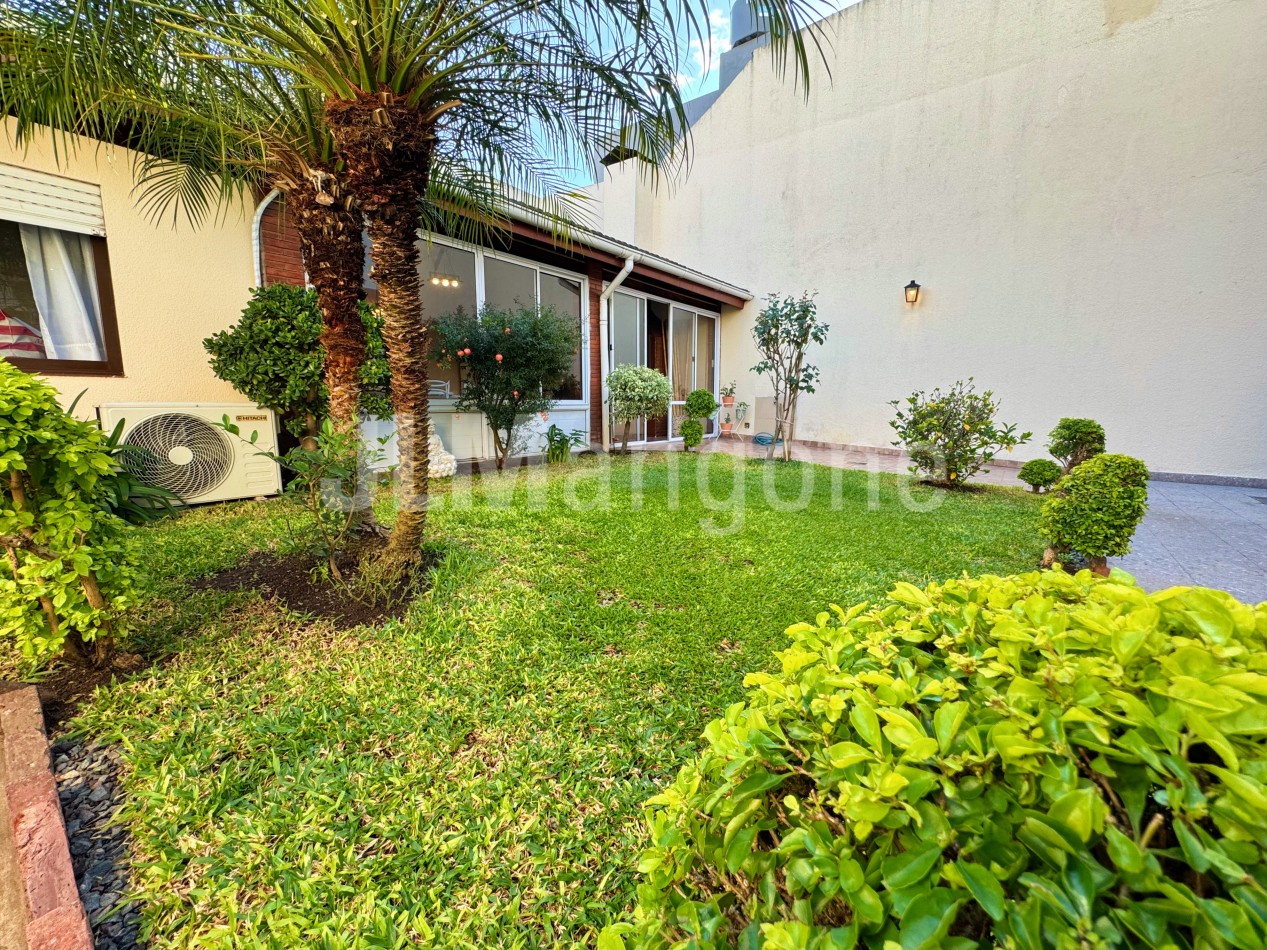 Casa 4 ambientes con cochera, jardin, quincho y terraza