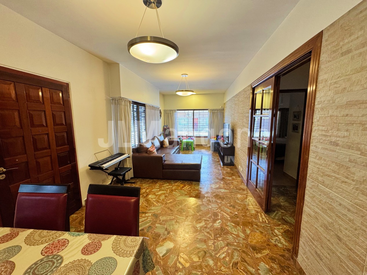 Casa 4 ambientes con cochera, jardin, quincho y terraza