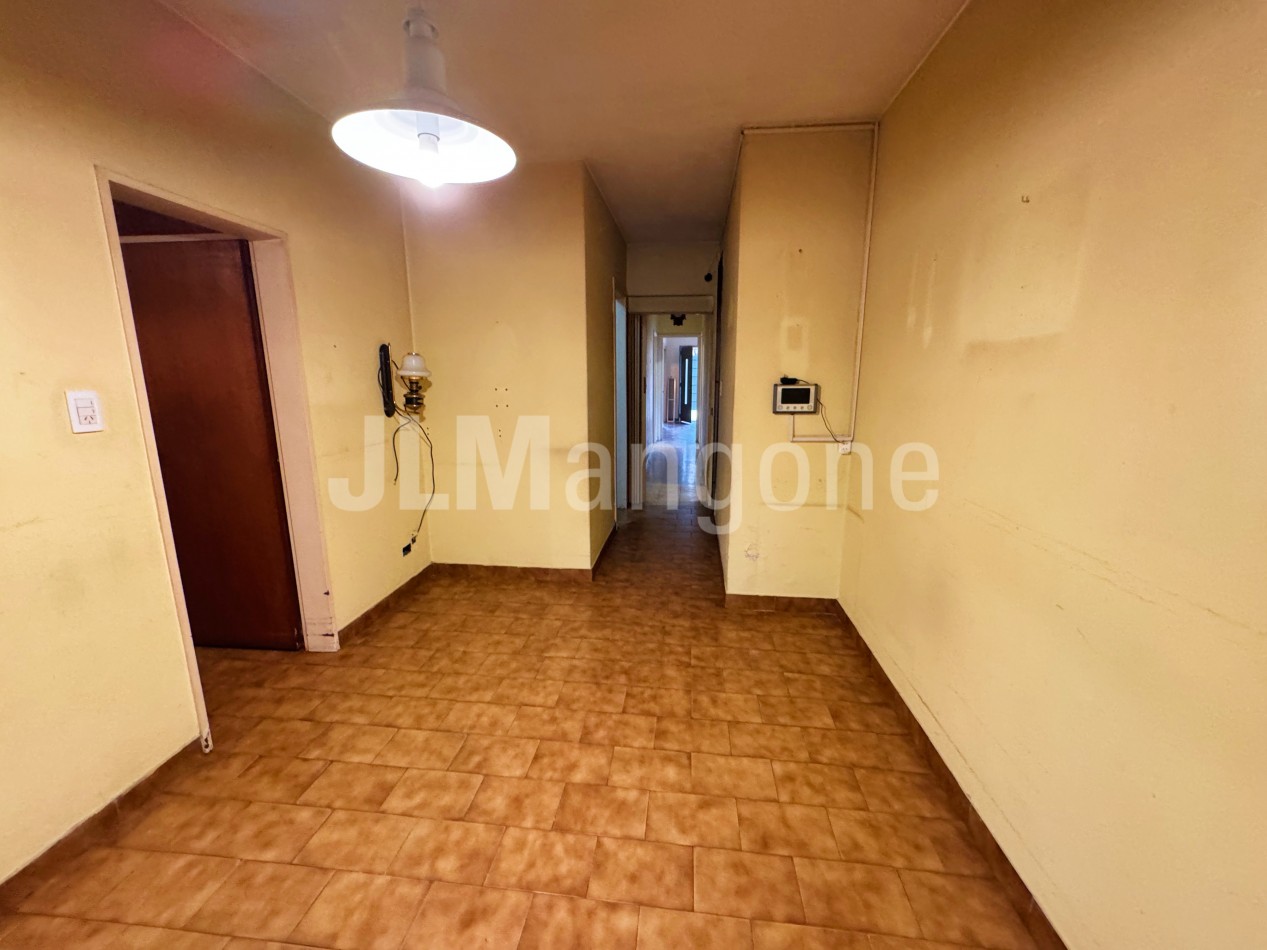 Chalet 7 ambientes con parque, piscina y cocheras