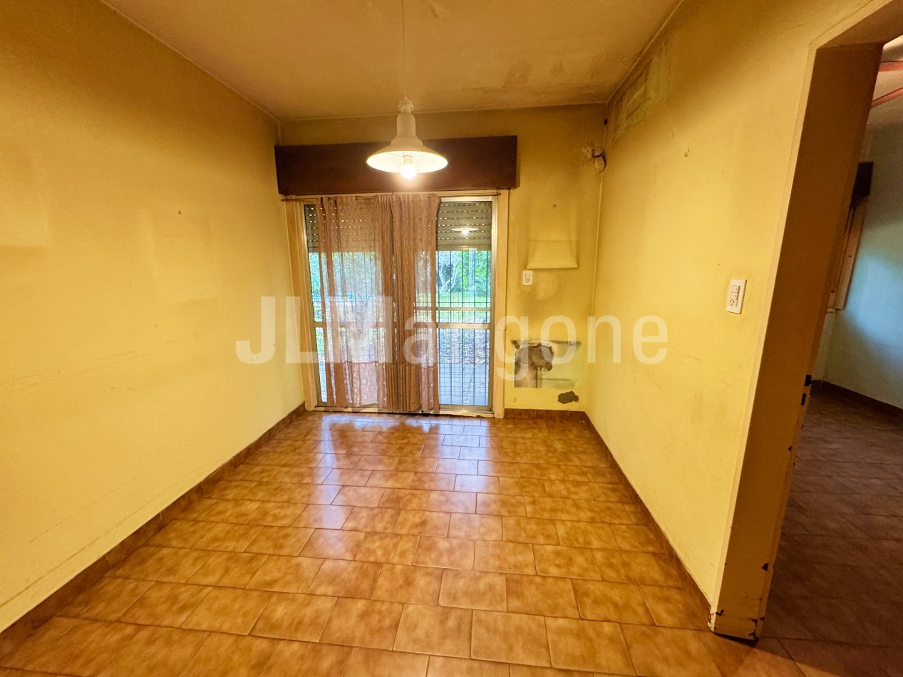 Chalet 7 ambientes con parque, piscina y cocheras