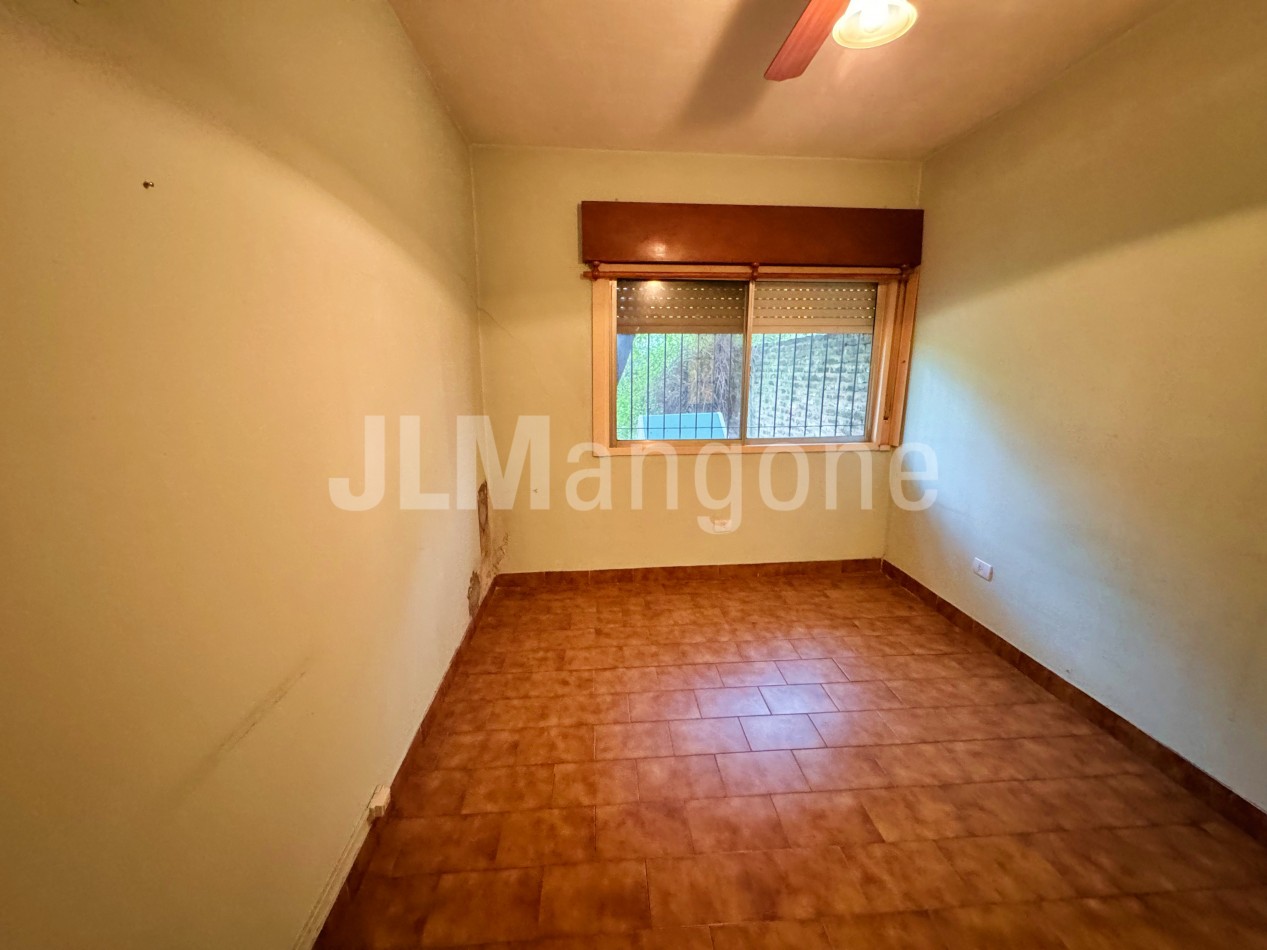 Chalet 7 ambientes con parque, piscina y cocheras