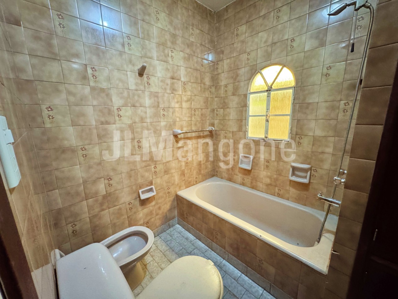 Chalet 7 ambientes con parque, piscina y cocheras