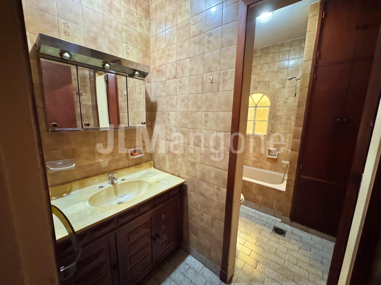 Chalet 7 ambientes con parque, piscina y cocheras