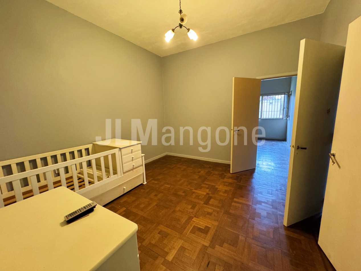 Chalet 7 ambientes con parque, piscina y cocheras