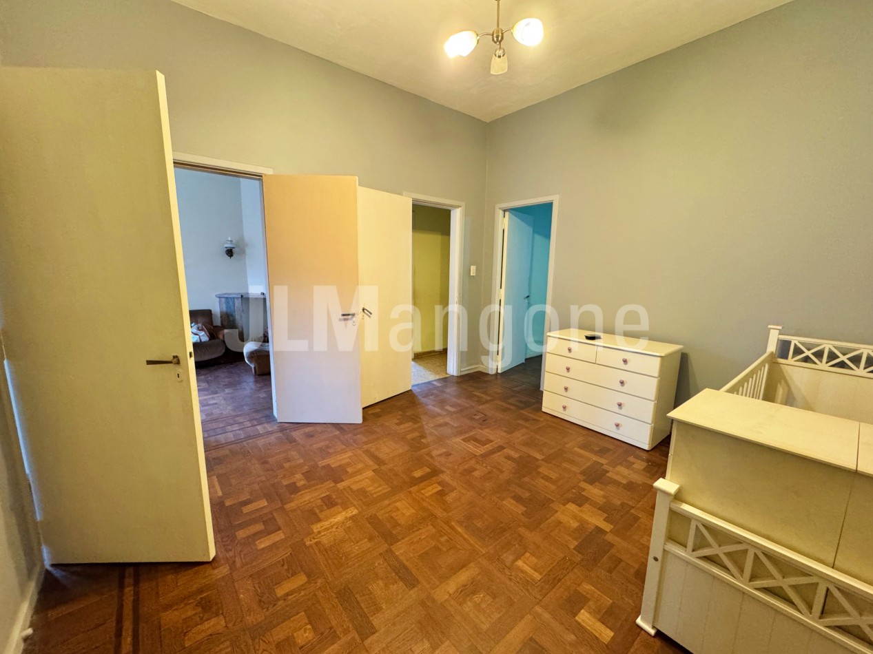 Chalet 7 ambientes con parque, piscina y cocheras