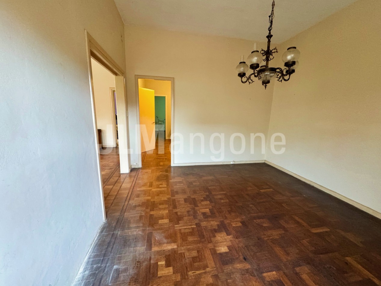 Chalet 7 ambientes con parque, piscina y cocheras