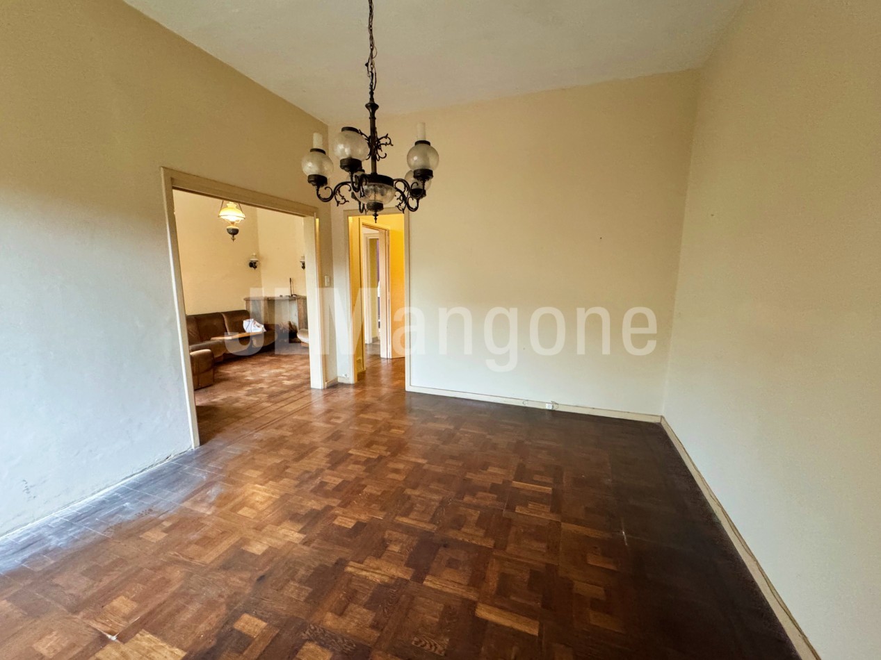 Chalet 7 ambientes con parque, piscina y cocheras