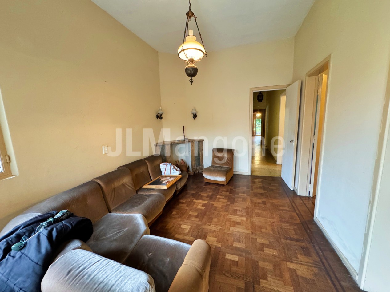 Chalet 7 ambientes con parque, piscina y cocheras