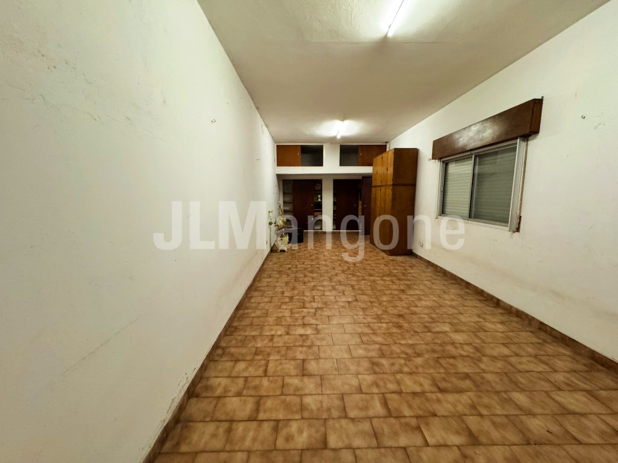Chalet 7 ambientes con parque, piscina y cocheras
