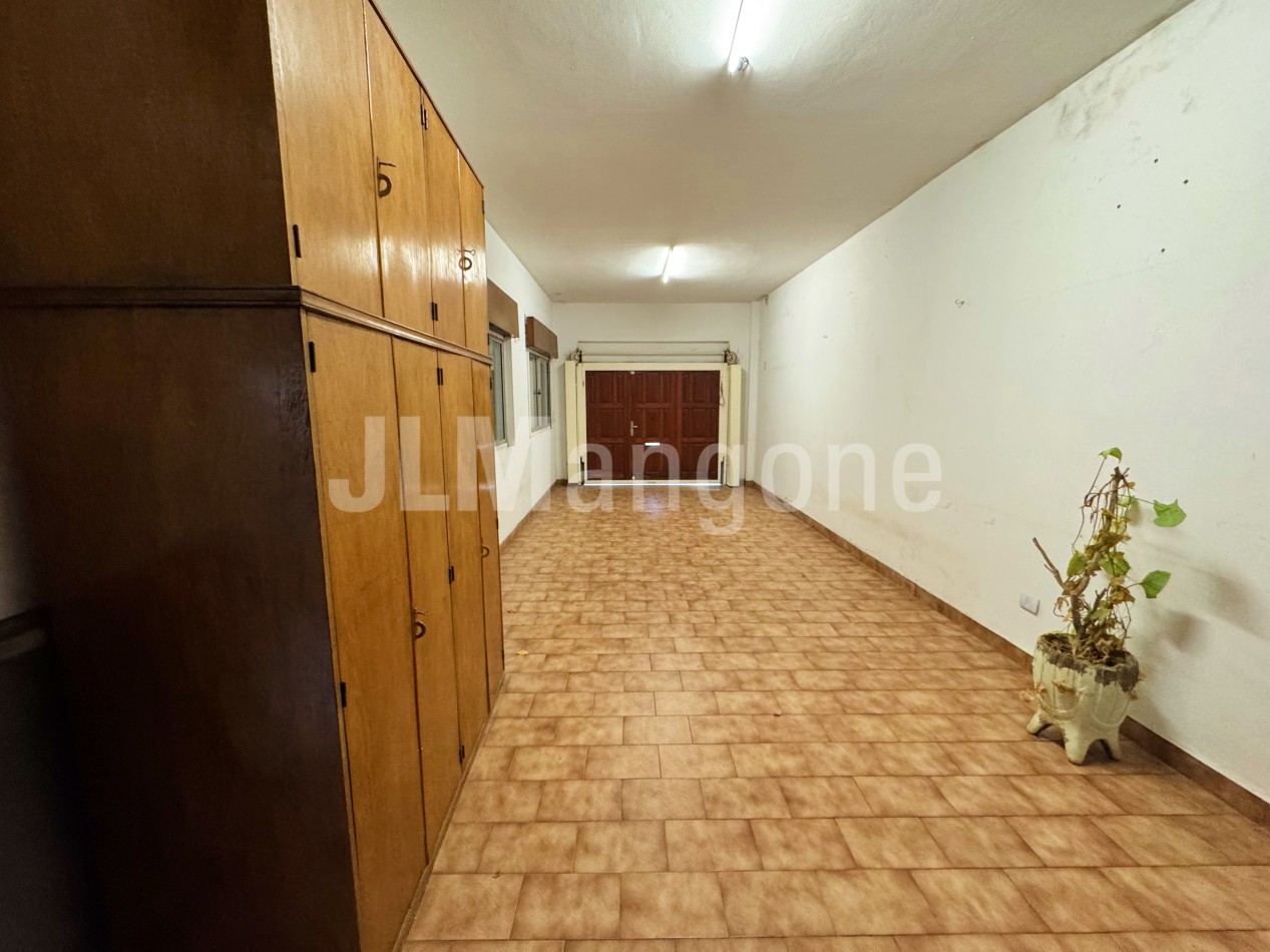 Chalet 7 ambientes con parque, piscina y cocheras
