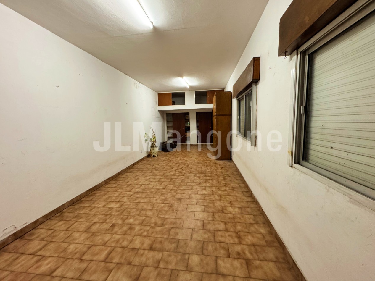 Chalet 7 ambientes con parque, piscina y cocheras