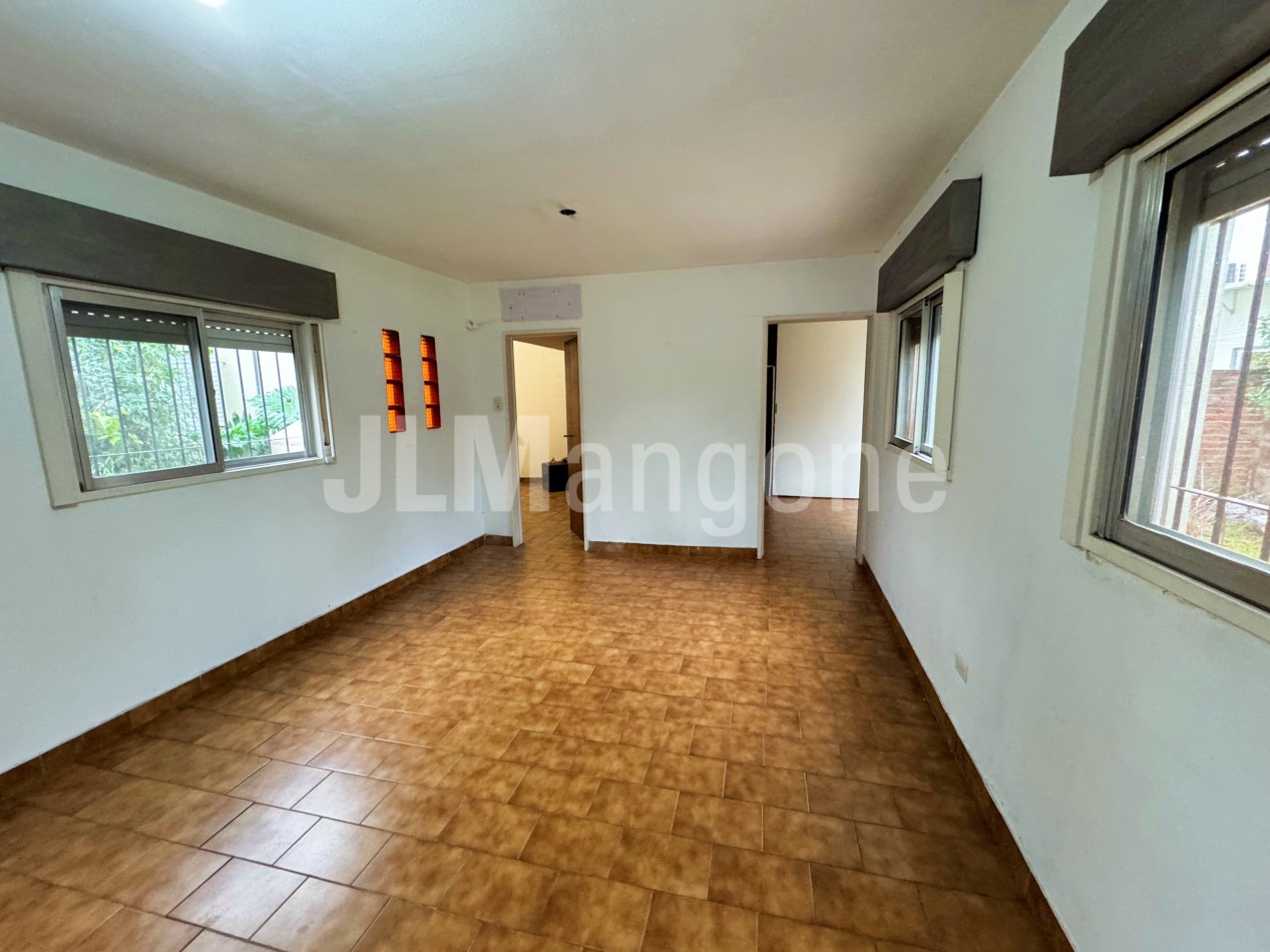 Chalet 7 ambientes con parque, piscina y cocheras