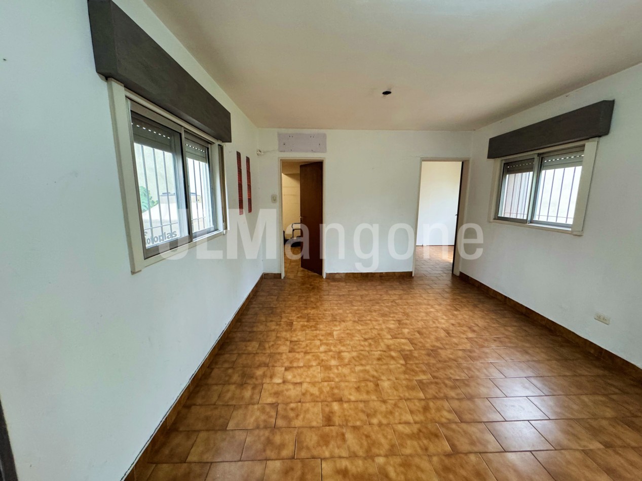 Chalet 7 ambientes con parque, piscina y cocheras