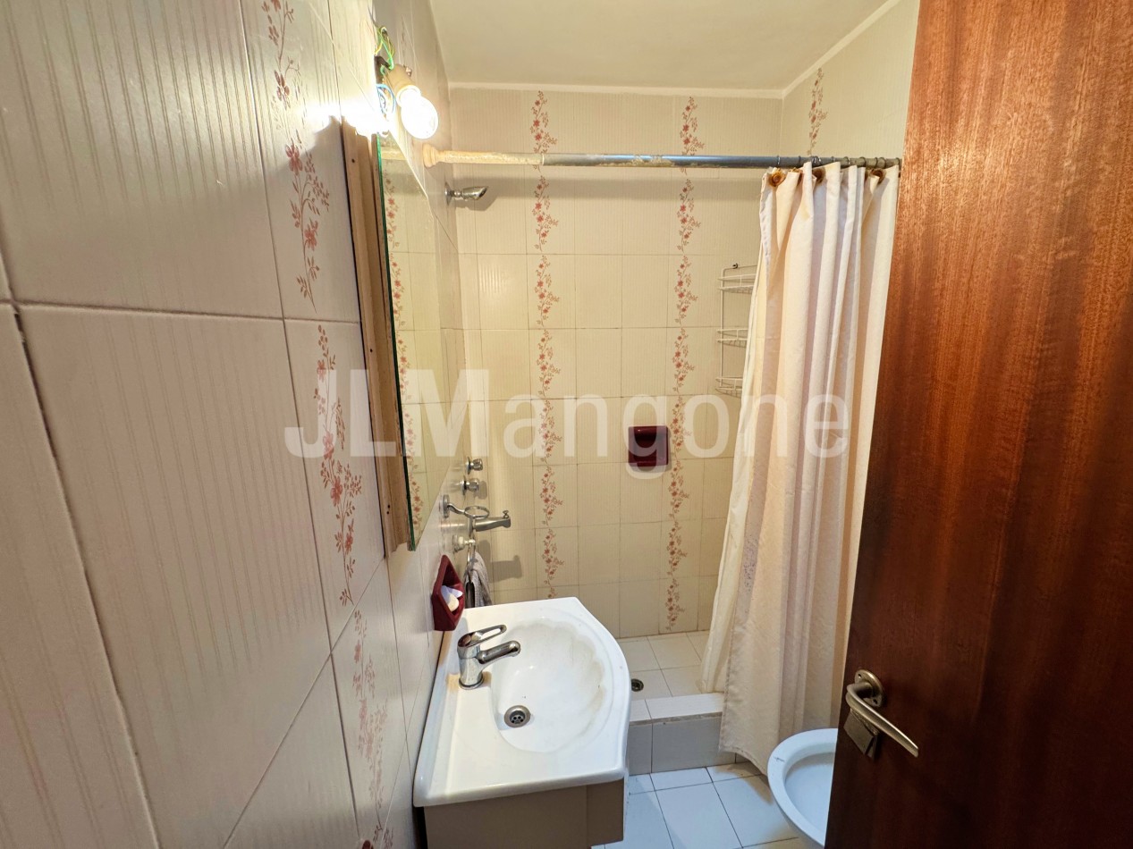 Chalet 7 ambientes con parque, piscina y cocheras