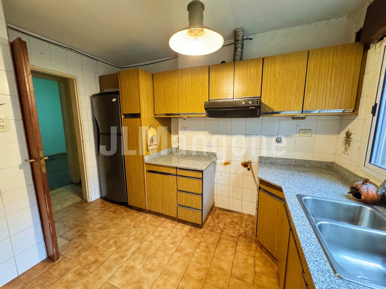 Chalet 7 ambientes con parque, piscina y cocheras