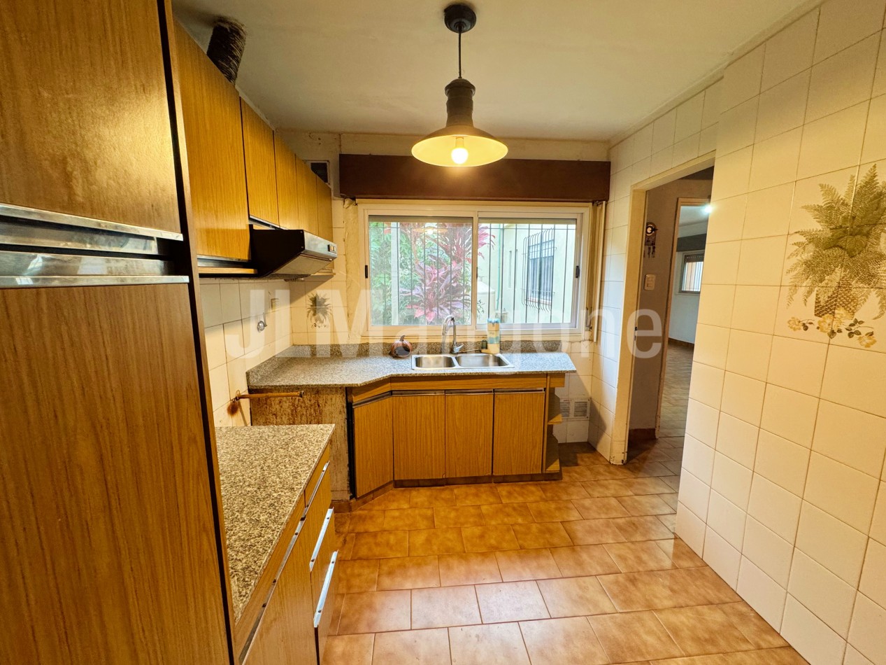 Chalet 7 ambientes con parque, piscina y cocheras