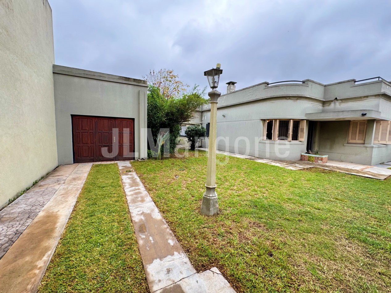 Chalet 7 ambientes con parque, piscina y cocheras
