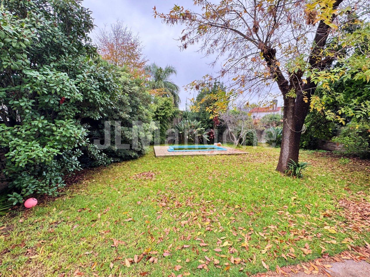 Chalet 7 ambientes con parque, piscina y cocheras