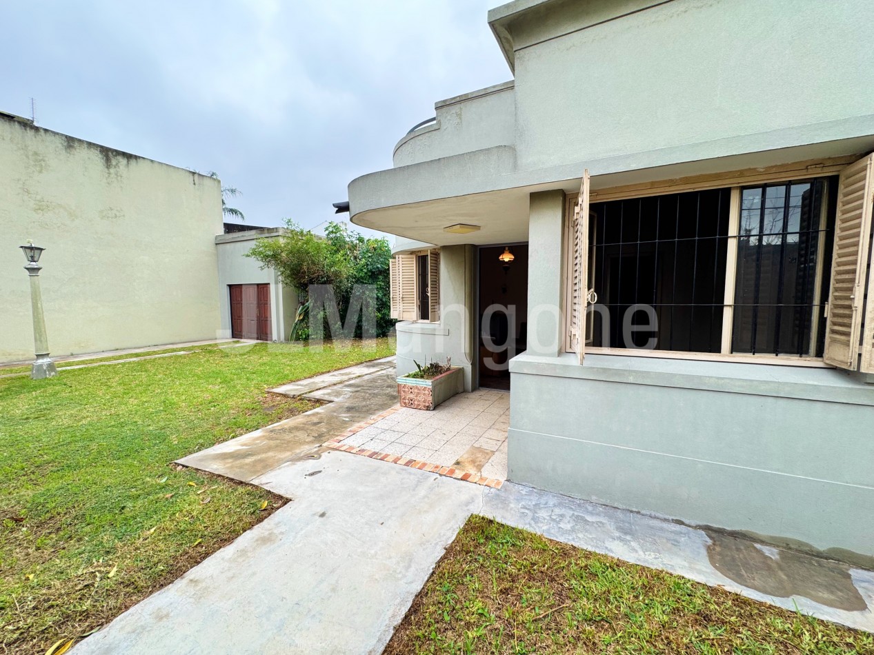 Chalet 7 ambientes con parque, piscina y cocheras