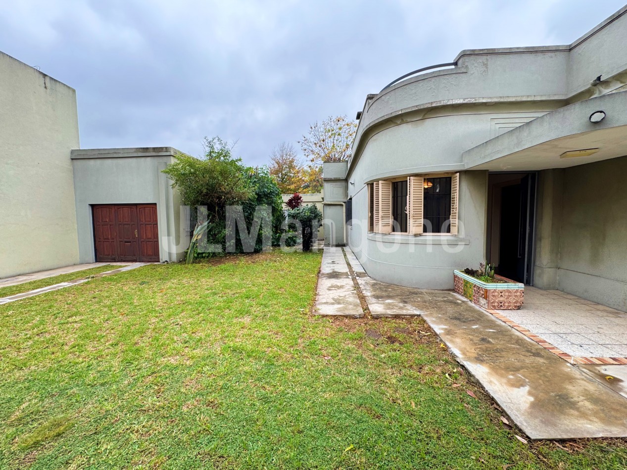 Chalet 7 ambientes con parque, piscina y cocheras