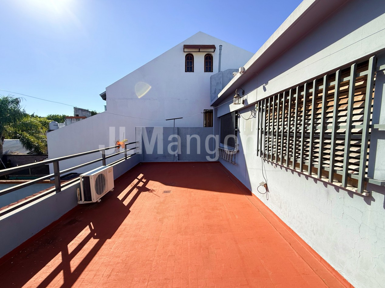 Casa 4 amb con cocheras, parque y quincho