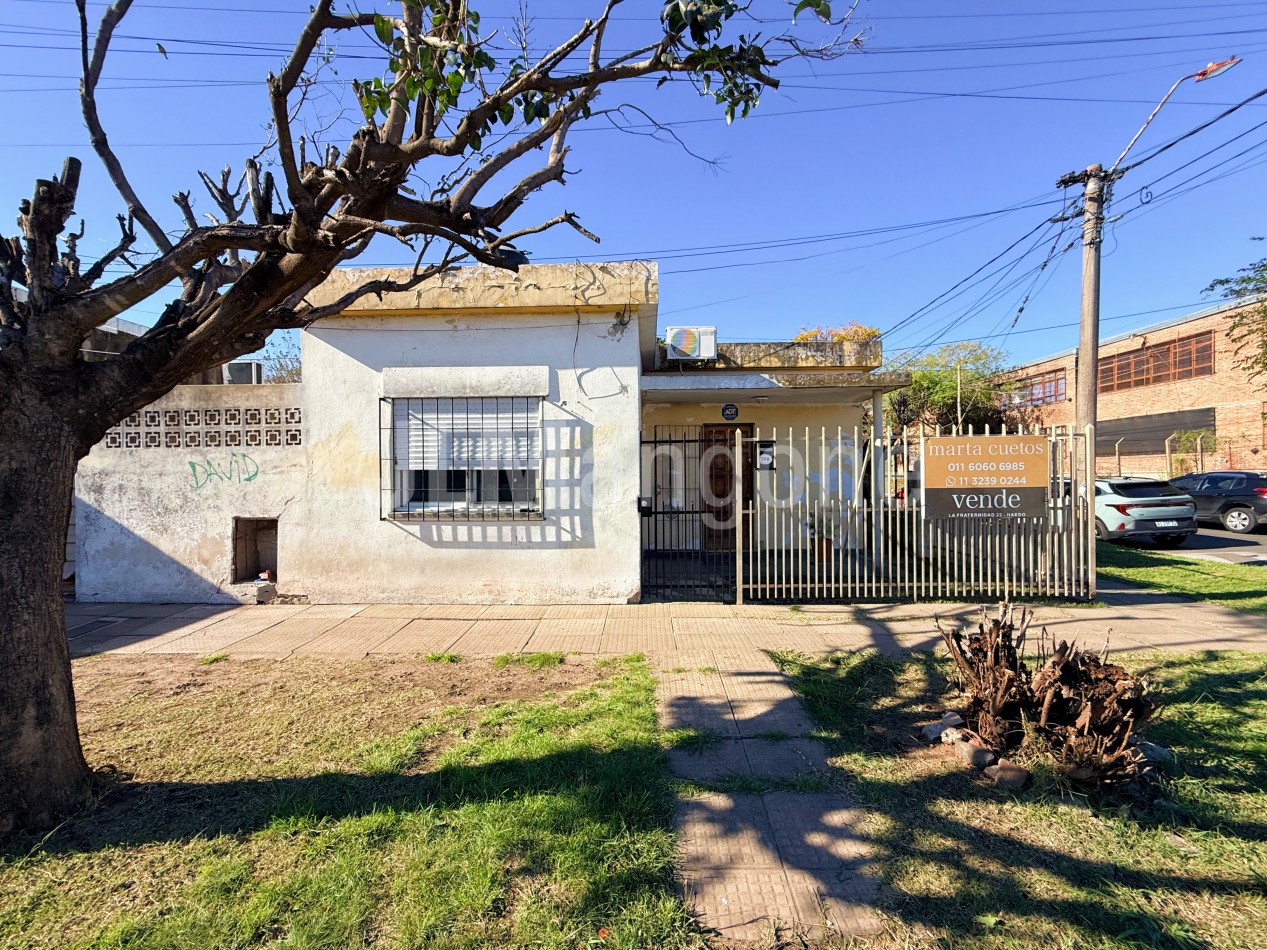Casa 3 ambientes con cochera y parque