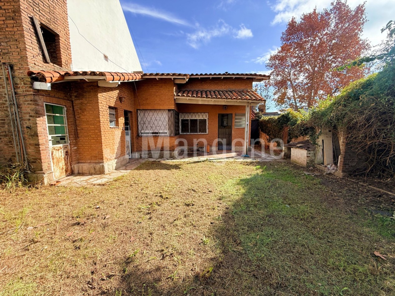 Casa 3 ambientes con cochera y parque (A refaccionar)