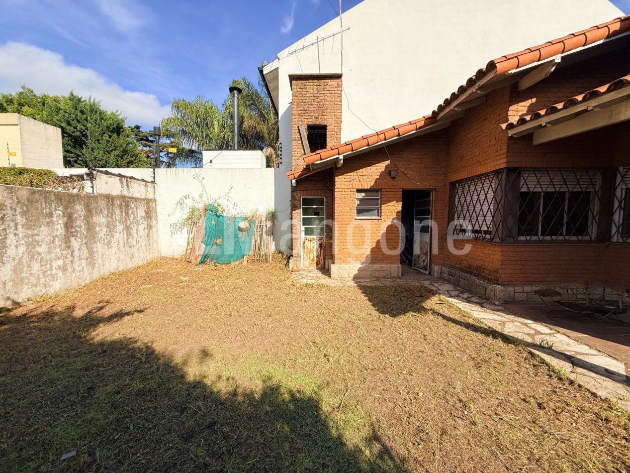 Casa 3 ambientes con cochera y parque (A refaccionar)