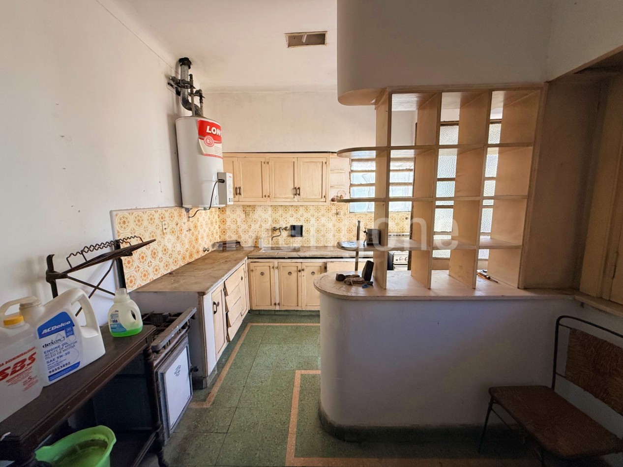 Casa 3 ambientes con cochera y parque (A refaccionar)