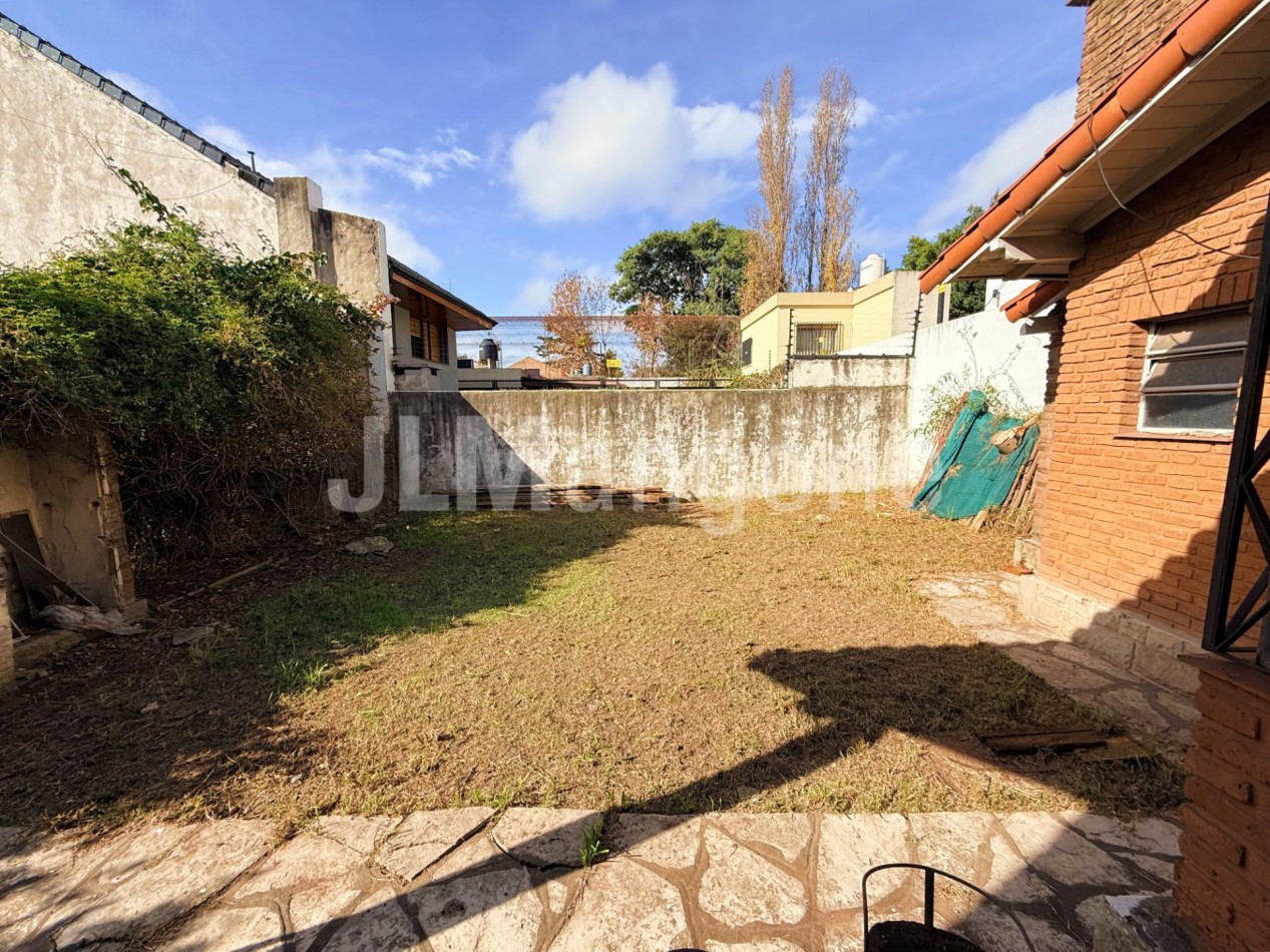 Casa 3 ambientes con cochera y parque (A refaccionar)