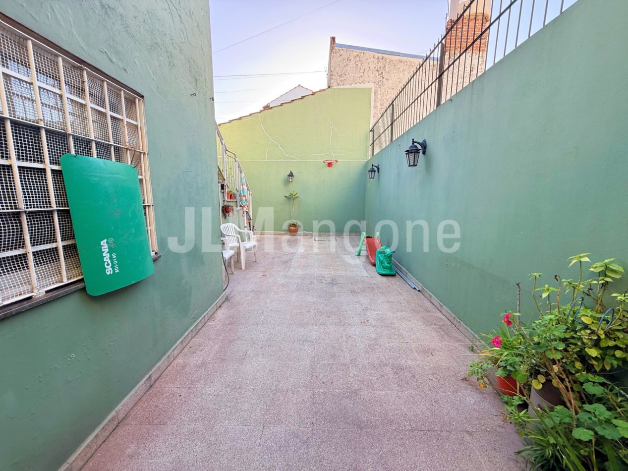 Casa 4 ambientes con cochera, patio y terraza