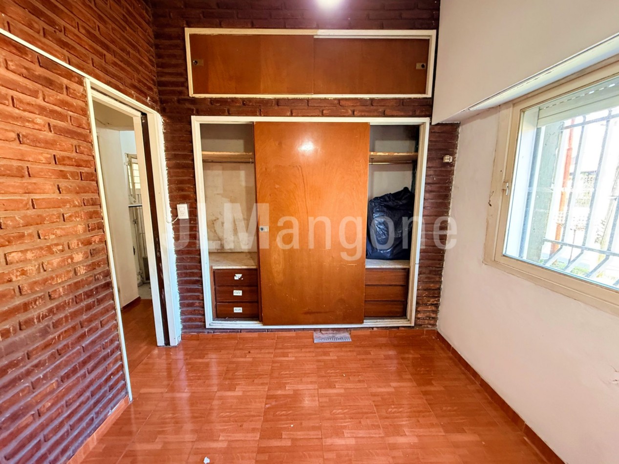 Casa 4 amb con cochera, patio y terraza (a refaccionar)